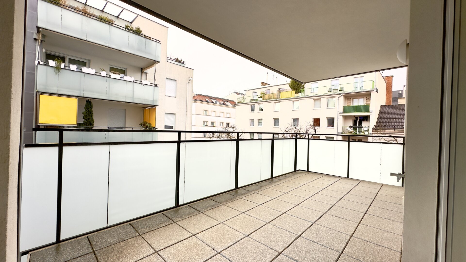 Neuwertige moderne Wohnung mit großem Balkon