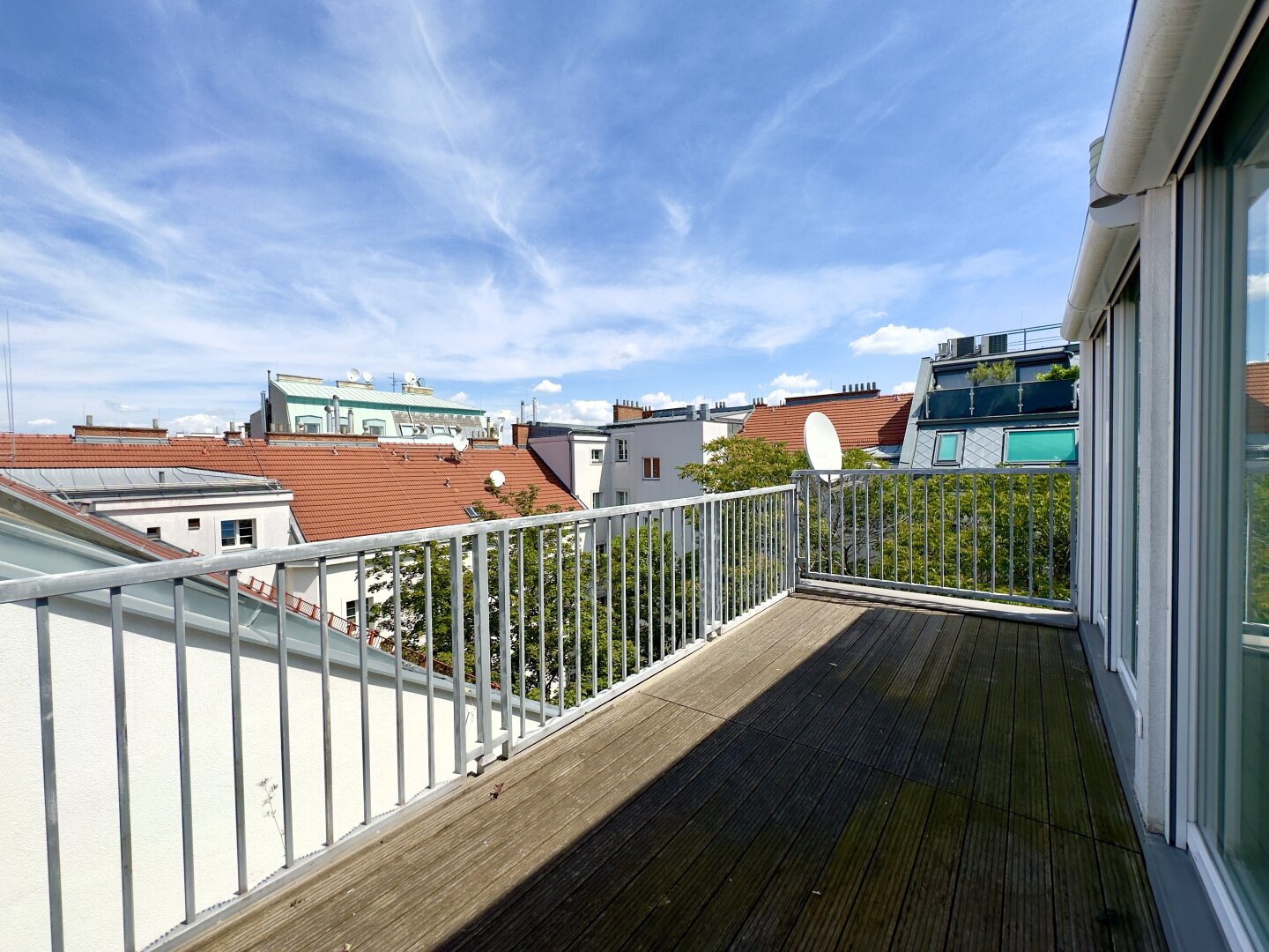 Servitenviertel: Dachgeschosswohnung Luxus und Individualität in Top-Lage